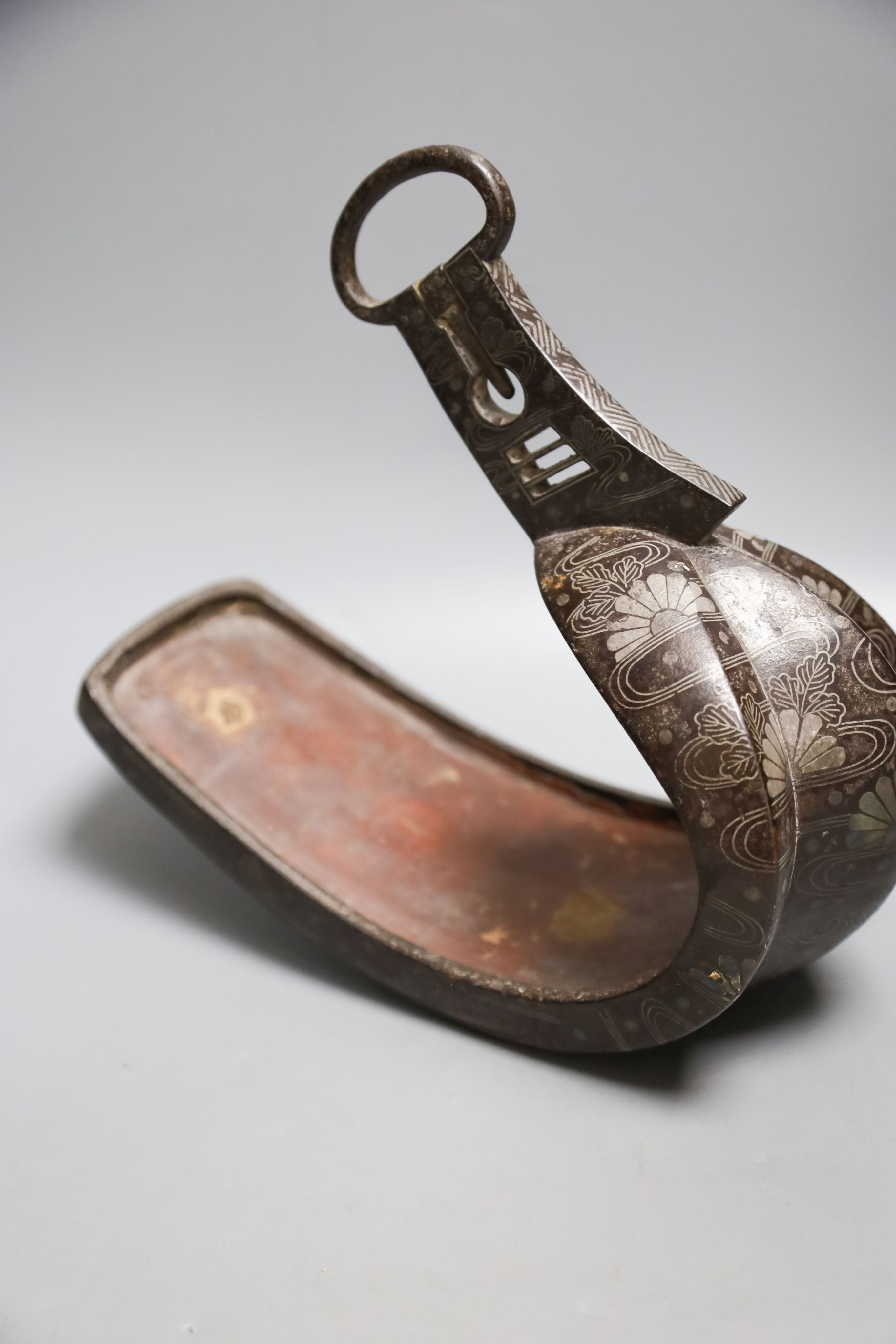 A Japanese Edo period silver-inlaid iron stirrup, 27cm